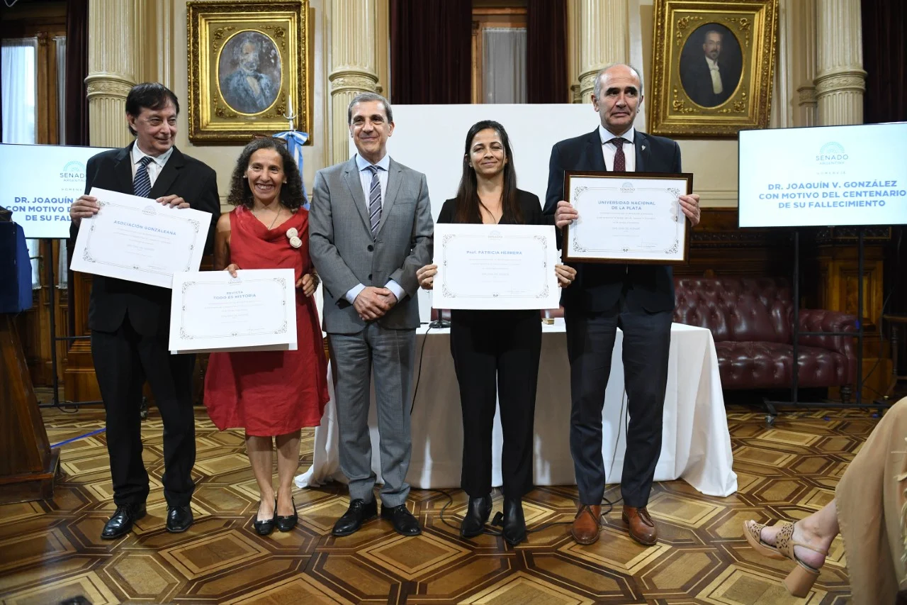 Homenaje-Joaquin-V.-Gonzalez-ricardo-Guerra