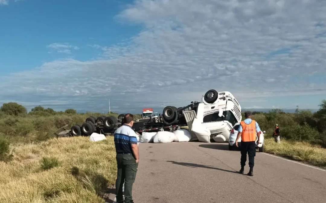 Camión cargado de azúcar volcó a 5 km de Chepes: Chofer sufrió heridas leves