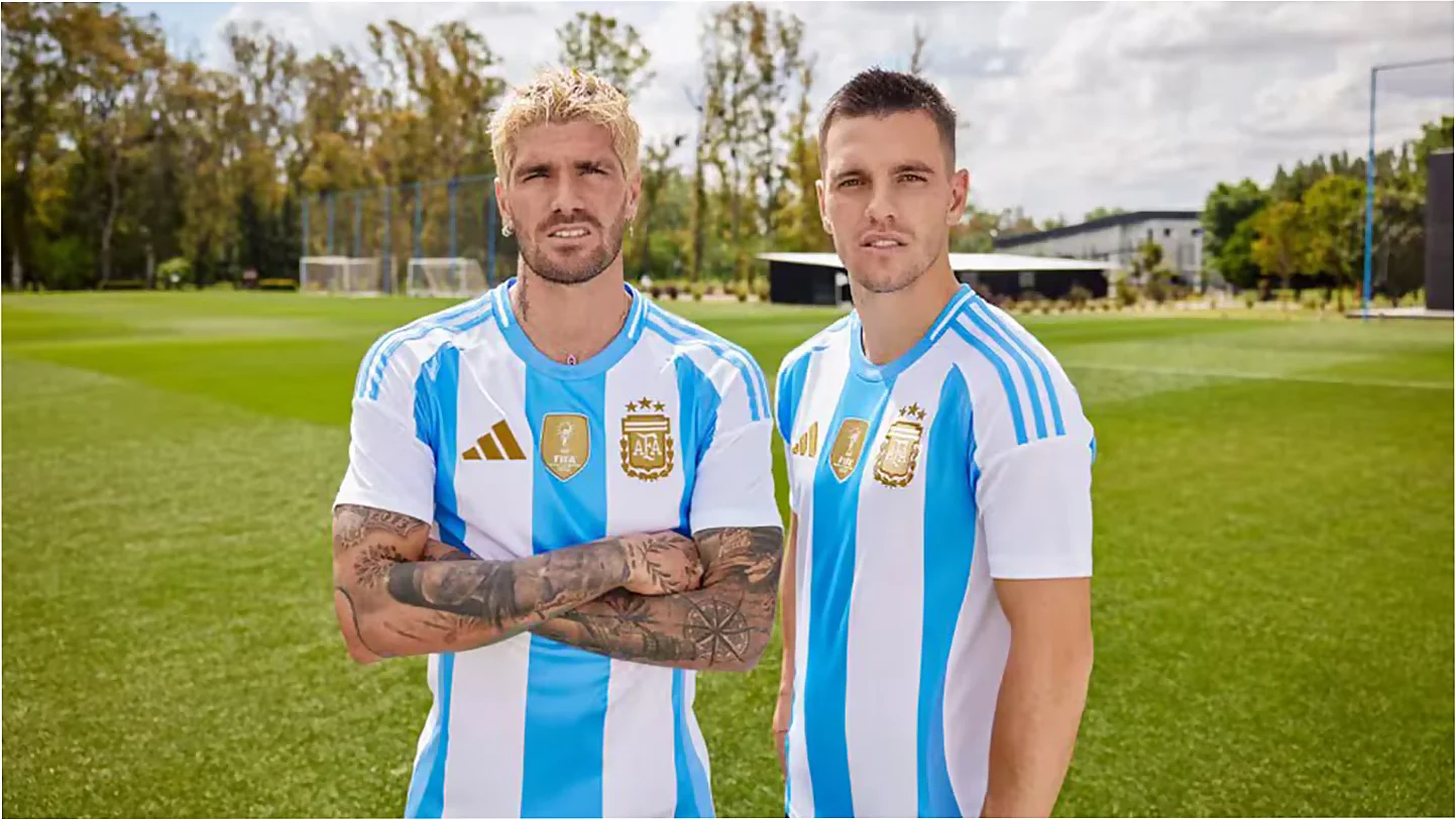 la-camiseta-de-la-seleccion-argentina-fue-una-de-las-primeras-en-salir-a-la-luz-foto-twitter-argentina-225N2B5GU5ECNIR2ENQPQKUEBA (1)