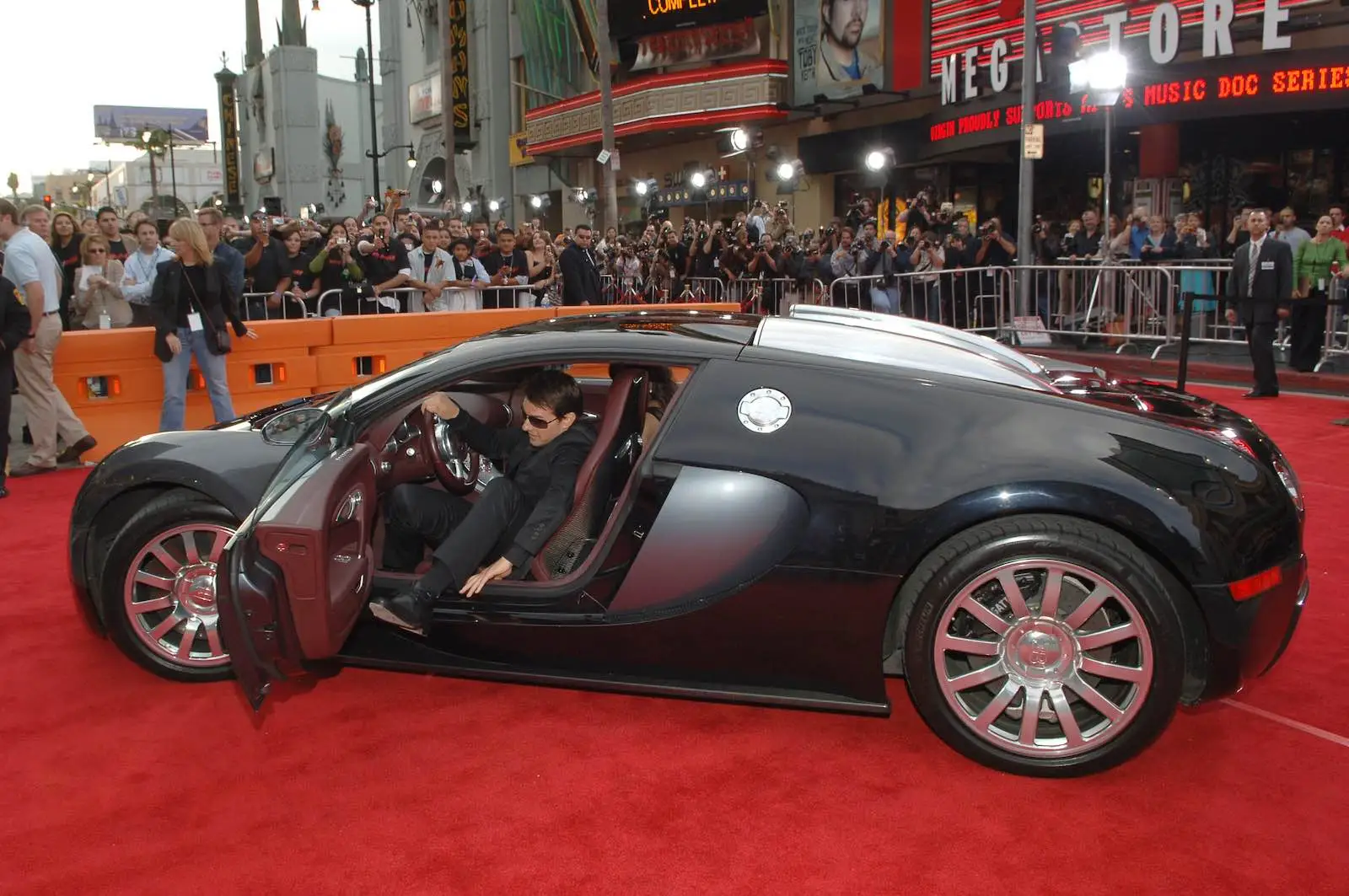 Tom-Cruise-and-Bugatti-Veyron-supercar