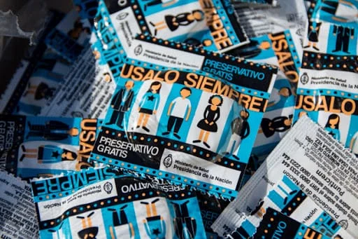 El gobierno recortó las políticas de salud sexual: solo repartió un 2% de profilácticos