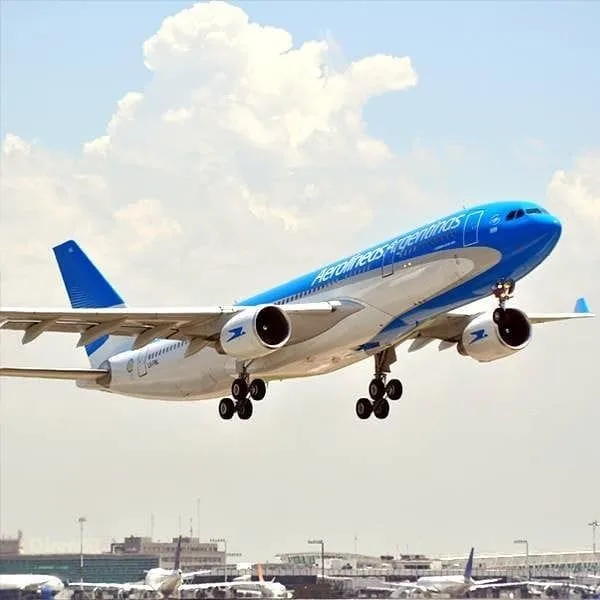 Aerolíneas Argentinas y los gremios llegaron a un acuerdo: habrá un aumento del 16% y cedieron algunos «privilegios»