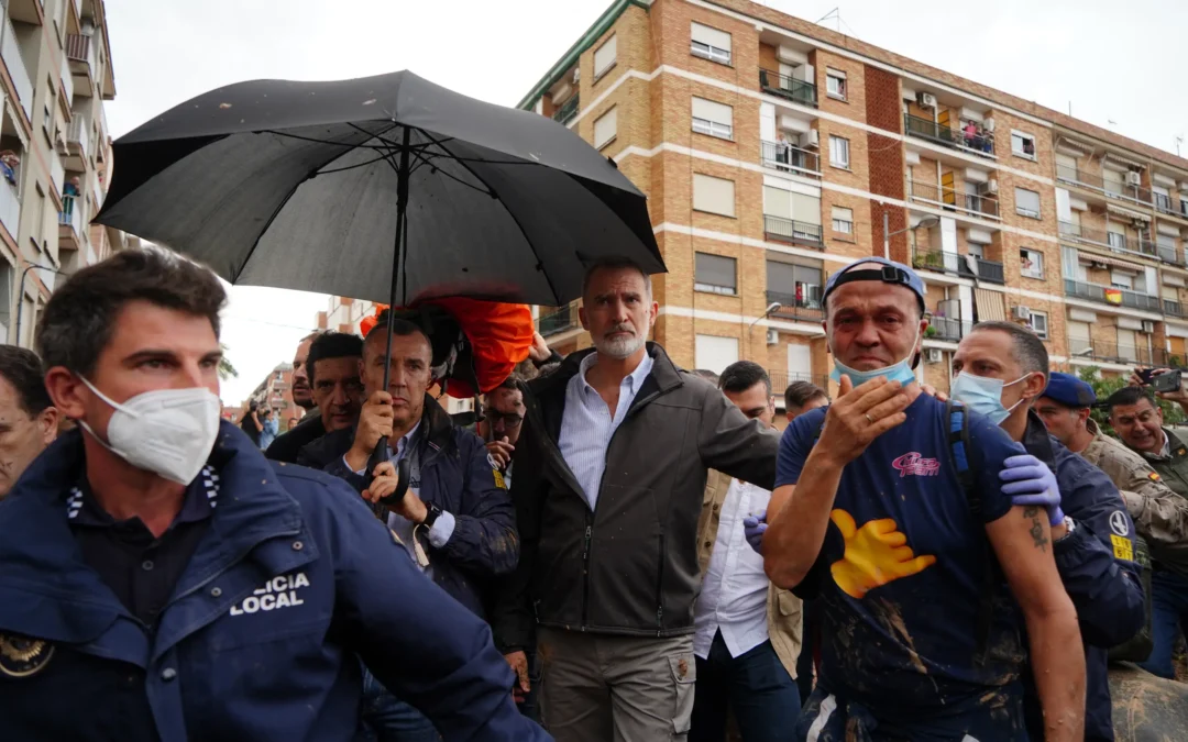 Vecinos enfurecidos insultaron y arrojaron barro a los Reyes de España