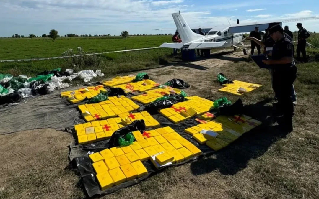 Una avioneta tuvo que hacer un aterrizaje de emergencia y las autoridades les descubrieron 359 kilos de cocaína
