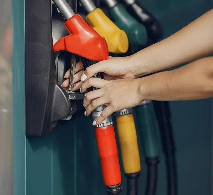 Javier Milei oficializó el autoservicio de nafta y ya no se necesitarán playeros