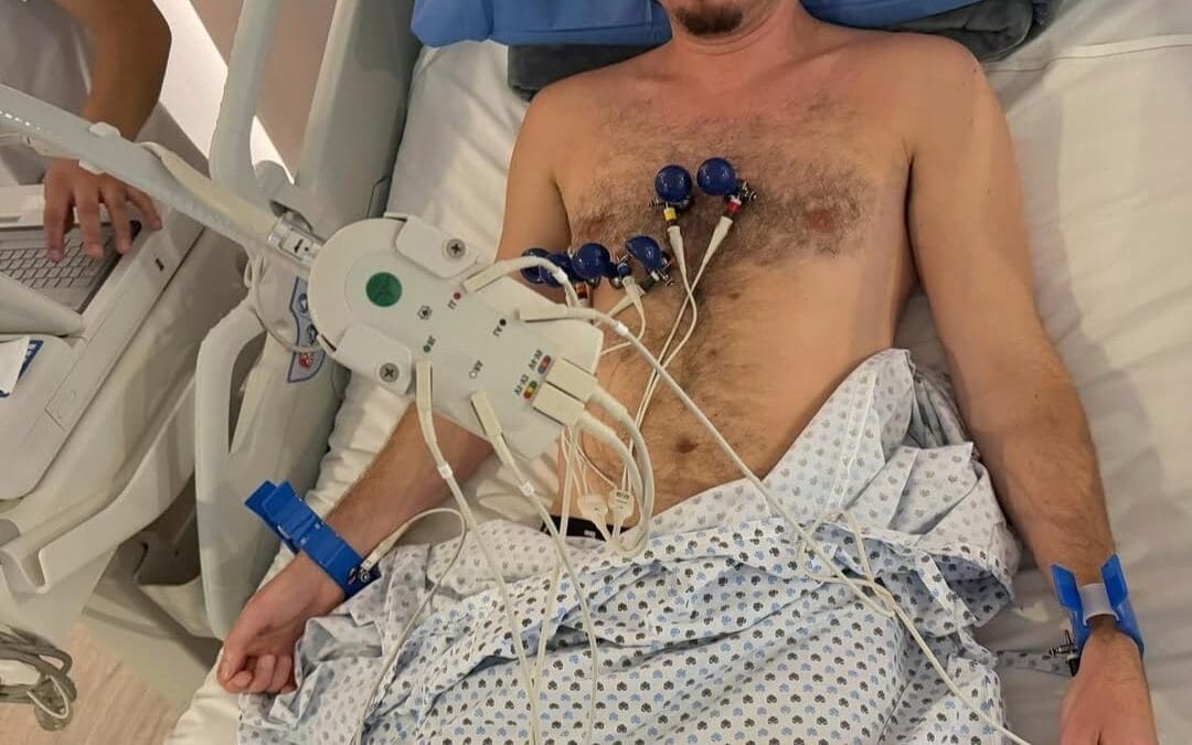 Luisito Comunica fue internado de urgencia en Japón por un problema grave en la espalda