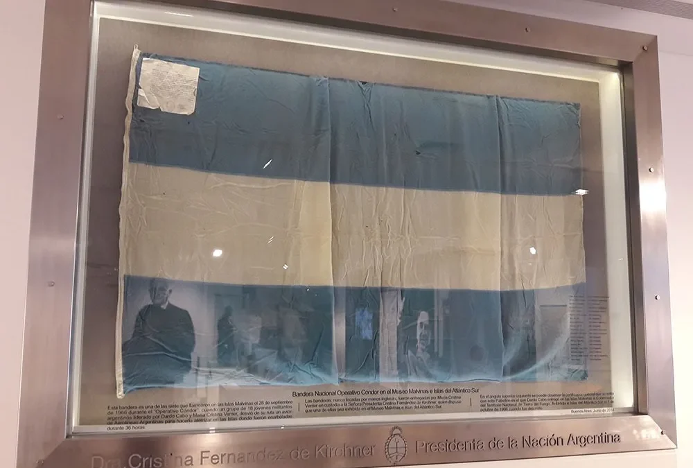 El Gobierno retiró de la Casa Rosada la bandera del Operativo Cóndor que flameó en Malvinas