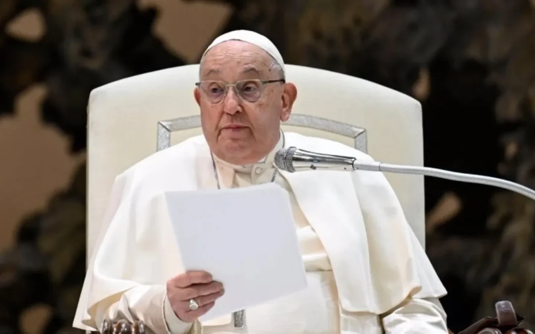 El Papa Francisco mejora levemente: redujeron su oxígeno y retomó el trabajo