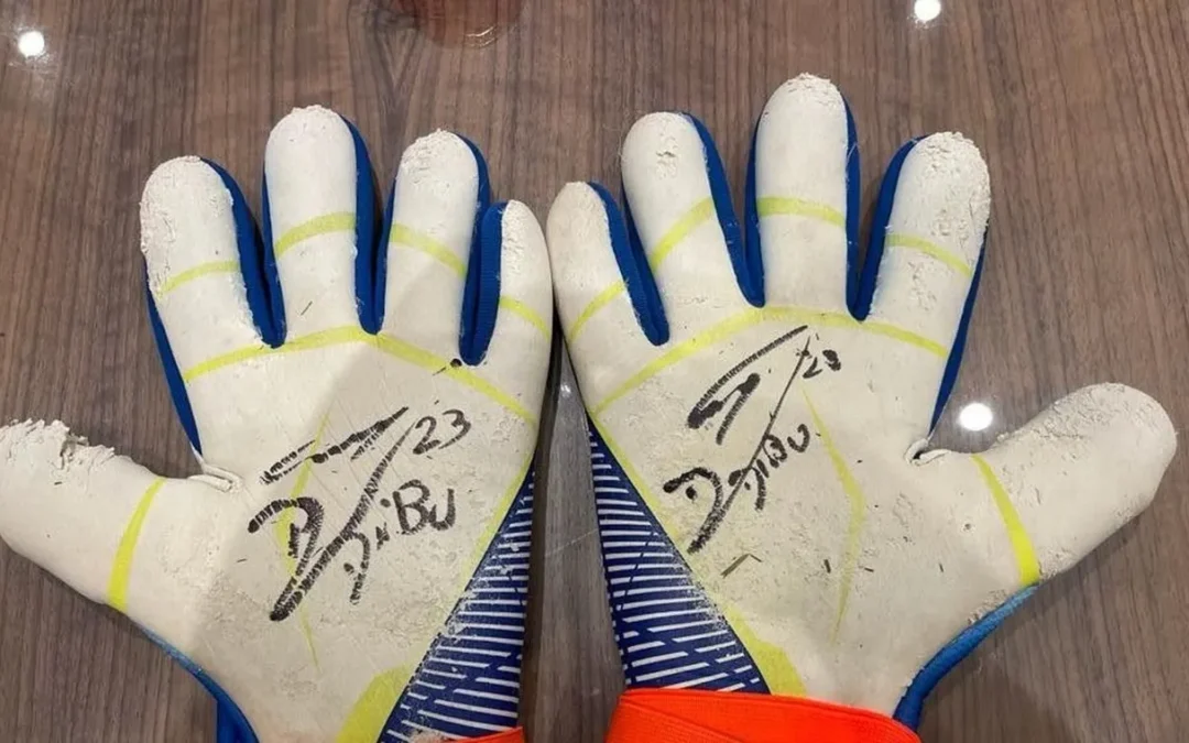 Dibu Martínez subastó sus guantes de la final de la Copa América 2024 por 100 mil dólares para un hospital de Mar del Plata