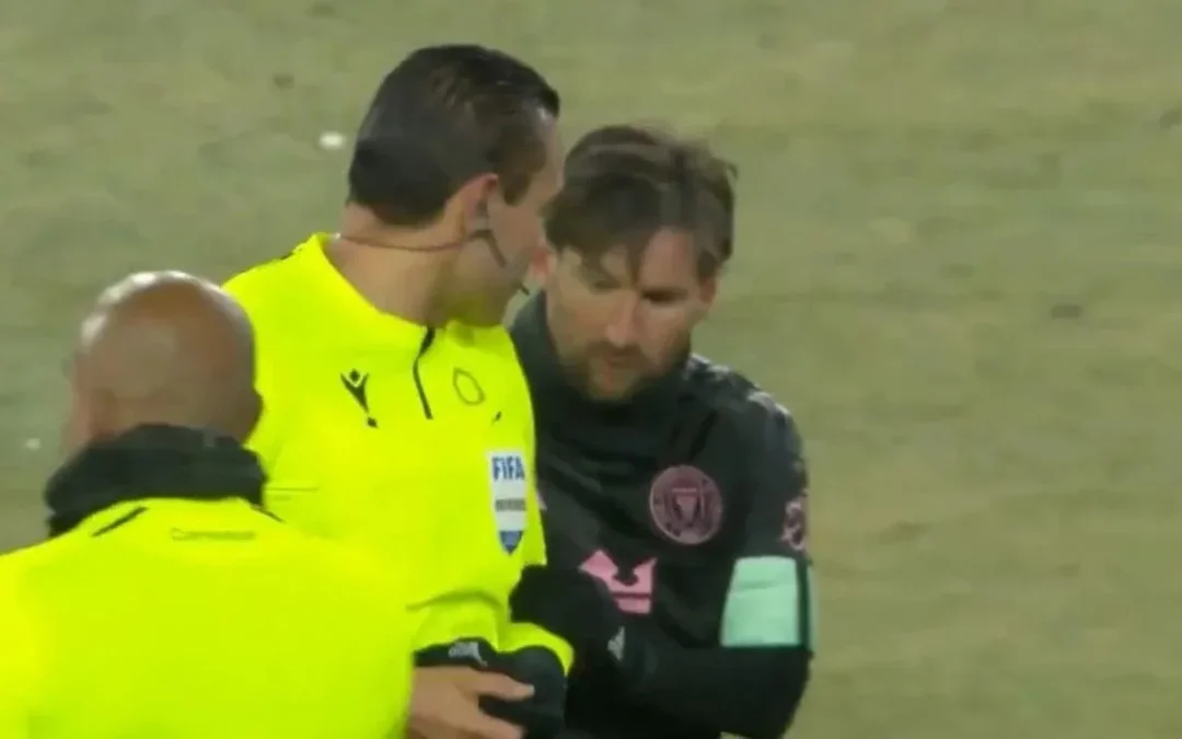 Suspendieron a un árbitro por pedirle un autógrafo a Messi en pleno partido y tuvo que pedir disculpas. “Fue un error”