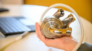 Un hombre de 40 años vivió 100 días con un corazón artificial hecho de titanio