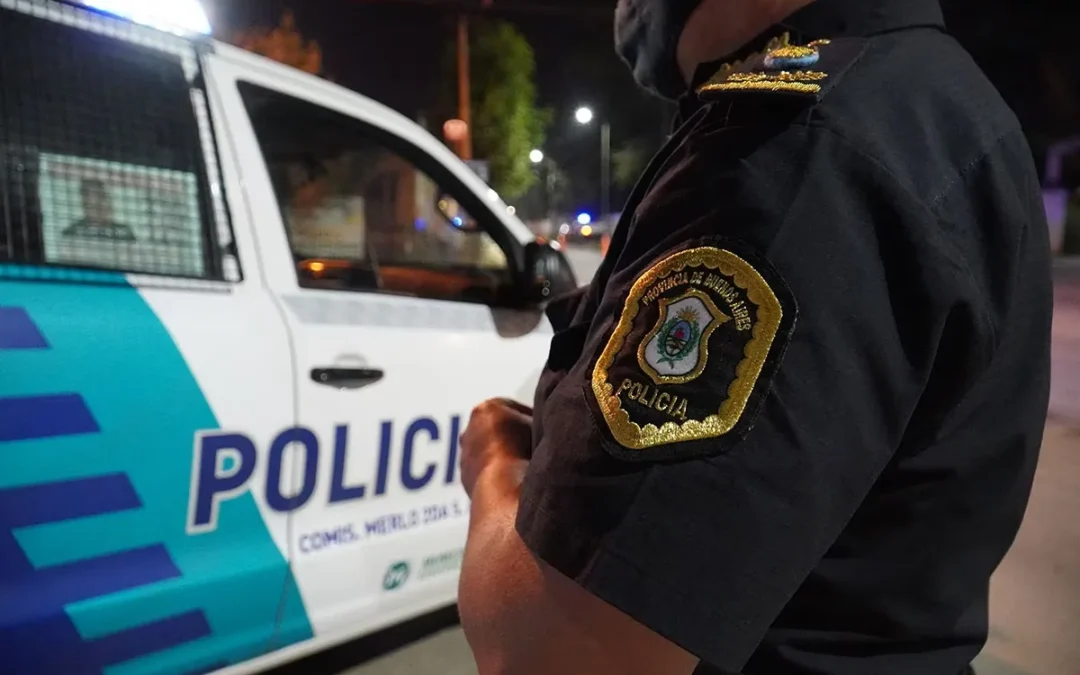 Allanaron una comisaría y encontraron a un detenido tomando mates con un policía fuera de su celda