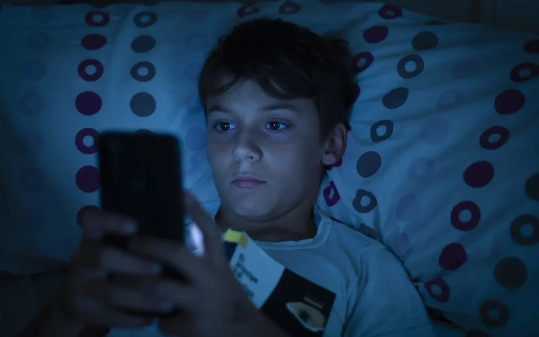 Estudio noruego reveló que usar el teléfono antes de dormir aumenta un 60% el riesgo de insomnio