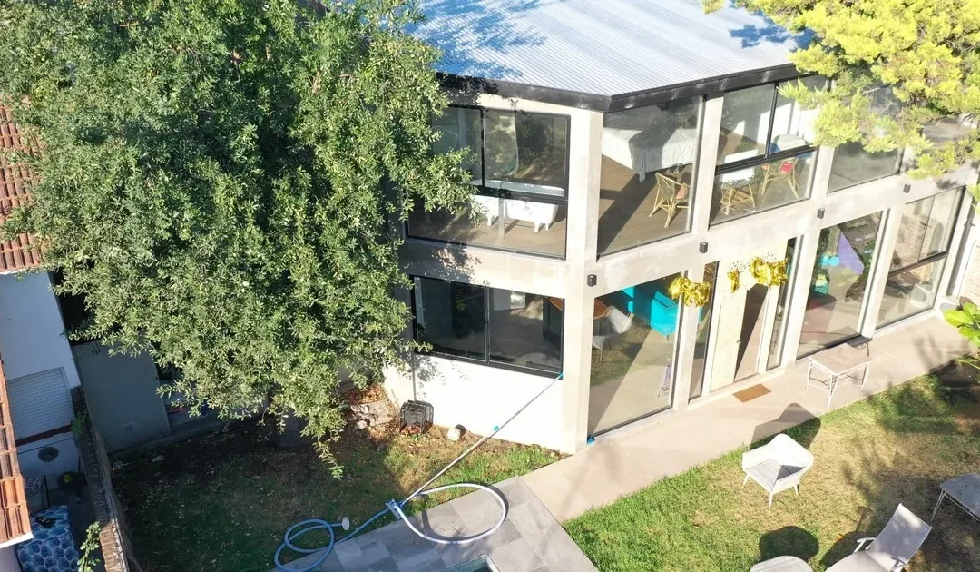 Detienen a un joven de 23 años en Mar del Plata por producir pornografía infantil en un dúplex transparente a la vista de sus vecinos