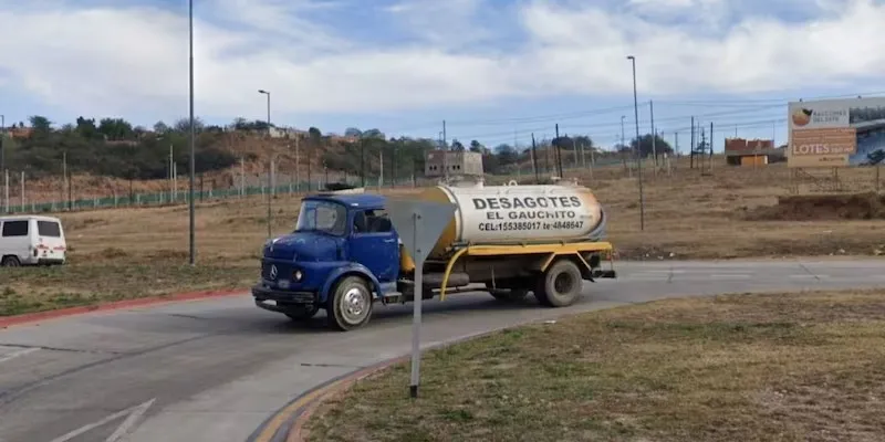 Un adolescente de 16 años murió atropellado por un camión en Córdoba tras discutir con su novia y arrojarse a la ruta