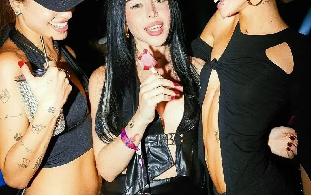 Emilia, Nicki y Tini juntas en el partido de Argentina-Brasil: Estrenaban «Blackout»