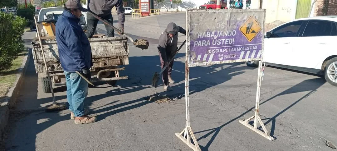 El municipio continúa con los bacheos en la ciudad, con equipos de doble turno para mejorar las calles y seguridad vial