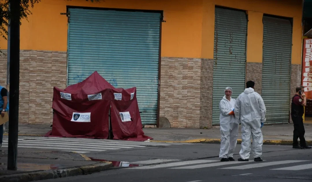 Fue apuñalado tras defenderse de un ataque. Intentó escapar, se desvaneció y atropelló a una mujer que esperaba el colectivo