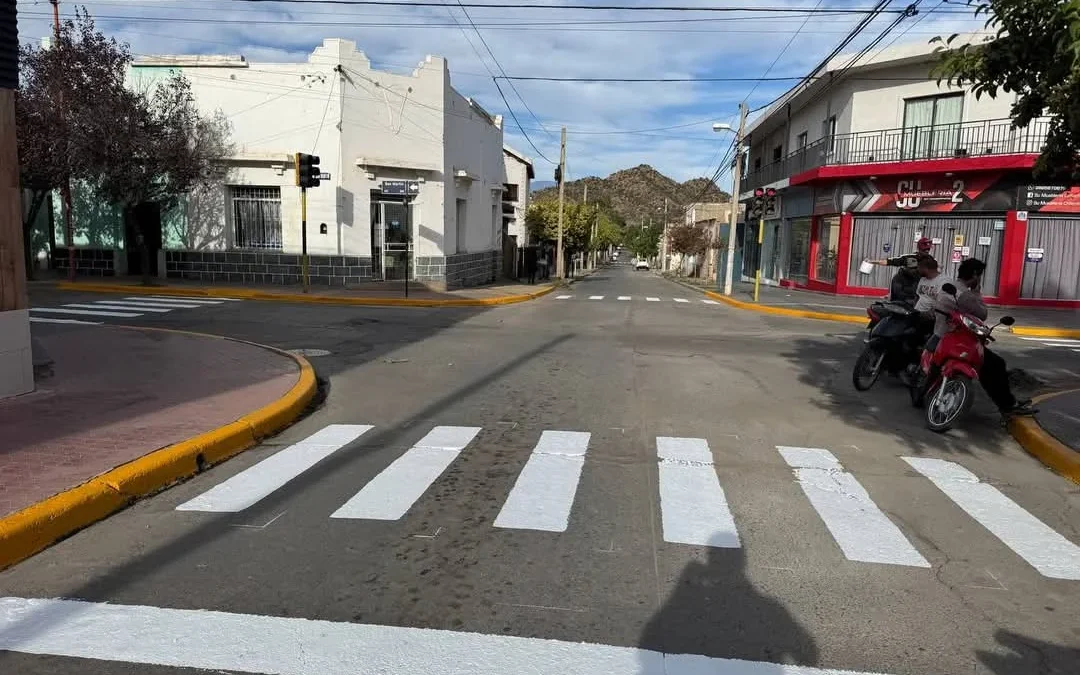 Chilecito más lindo: renovaron sendas peatonales, carteles y sumaron espejos viales para mejorar la seguridad y estética urbana