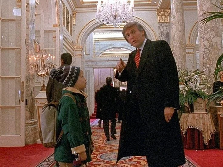 «Es una maldición»: El director de Mi Pobre Angelito 2 quiere eliminar la escena de Donald Trump