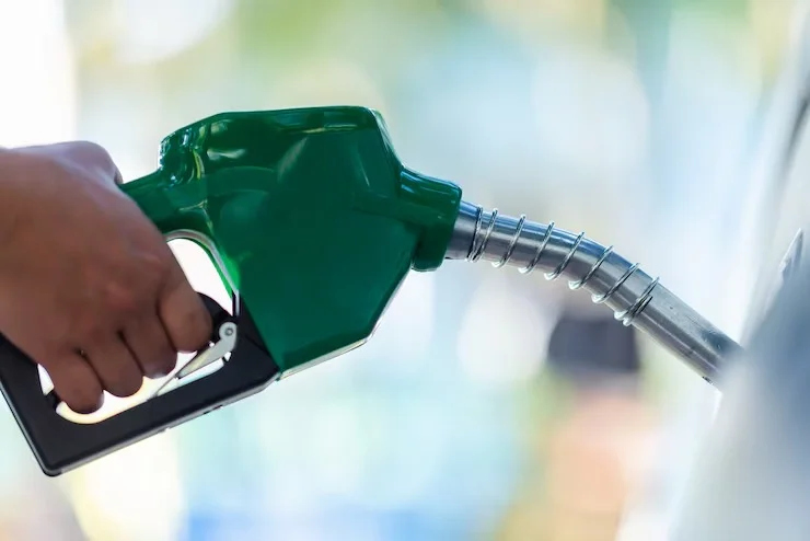 Tras el recorte de YPF, Shell y Axion bajaron sus precios: cuánto ahorrás ahora en nafta