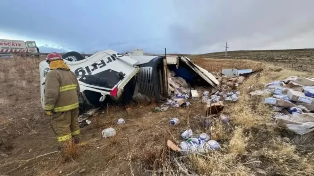 Un camionero volcó en la Ruta 40, cerca de Esquel: Esperaba ayuda pero fue saqueado por quienes fingieron asistirlo