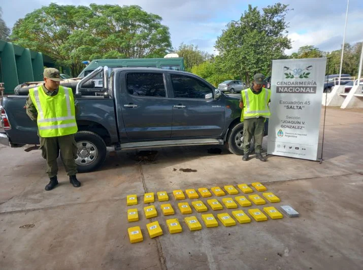 Tenian 31 kilos de cocaína: Gendarmería detuvo una Hilux en Salta con destino La Rioja. Viajaban tres adultos y una menor