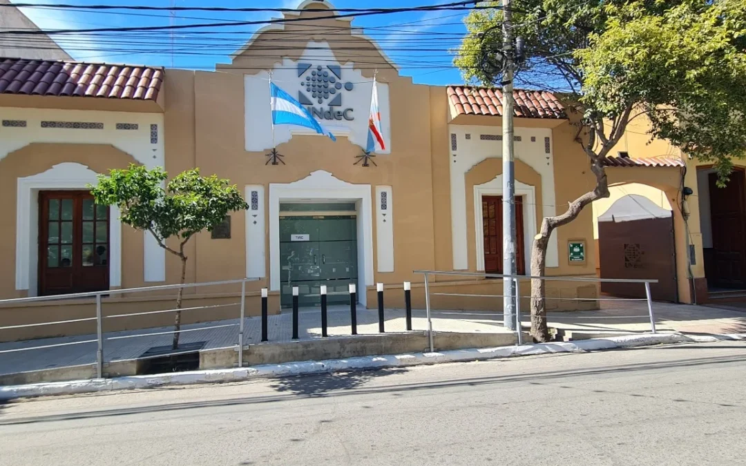 Chilecito: denuncian que la rampa de la UNdeC es ilegal, bloquea la vereda y afecta patrimonio histórico