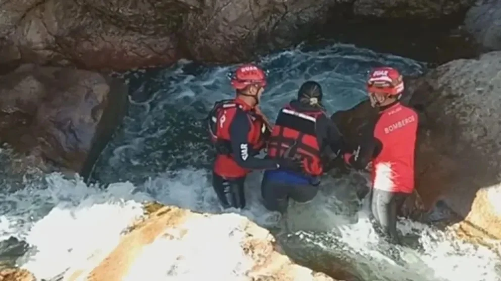 Córdoba: rescataron a una turista que quedó atrapada entre las piedras de un río al intentar recuperar su celular