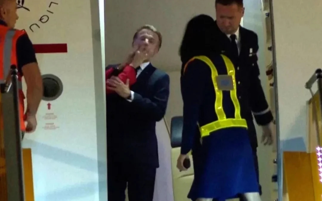 Macron aseguró que solo «bromeaba» con su esposa tras viralizarse el video del cachetazo