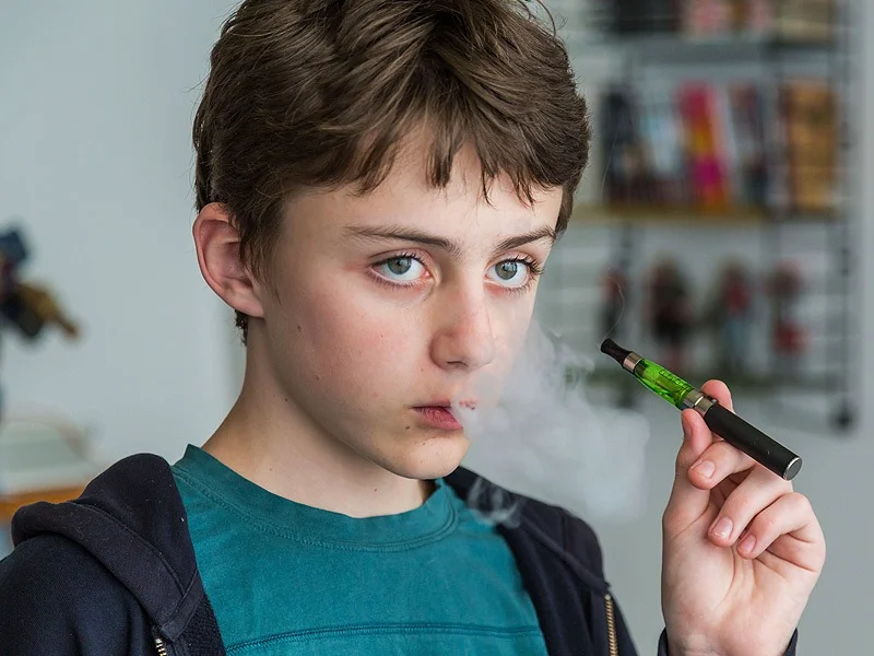 El vapeo entre adolescentes crece sin freno: especialistas advierten sobre adicción y daño cerebral