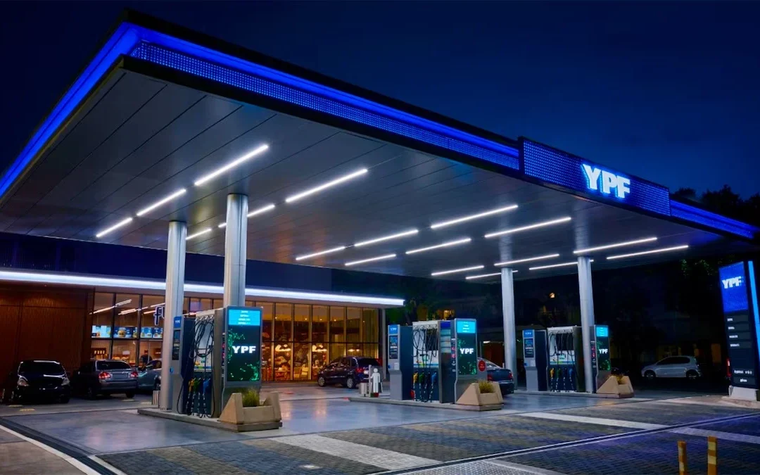 Cargar nafta a las 3 AM va a ser más barato: YPF lanza descuentos según la hora