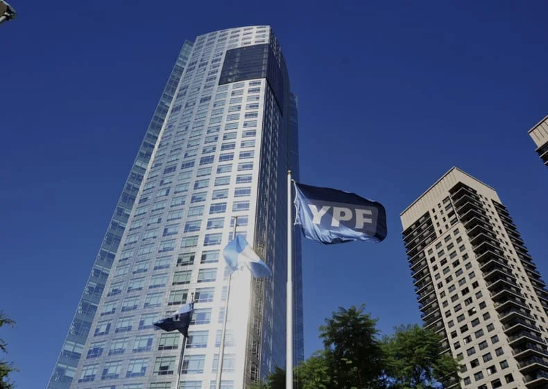 La Justicia de EE.UU. ordenó a la Argentina entregar el 51% de las acciones de YPF