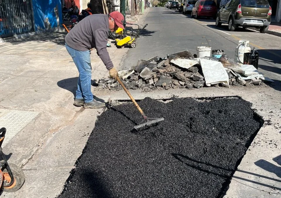 La rioja avanza con un plan integral de bacheo en la ciudad Capital
