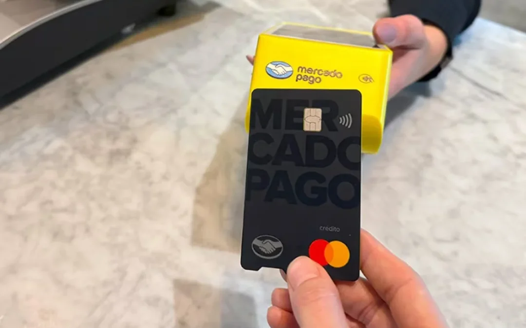 Mercado Pago lanza su tarjeta de crédito gratis para competir con los bancos