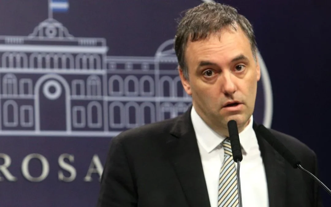 Se suspendió “Fake, 7, 8”, el programa de Adorni, tras el escándalo de coimas que involucra a los hermanos Milei