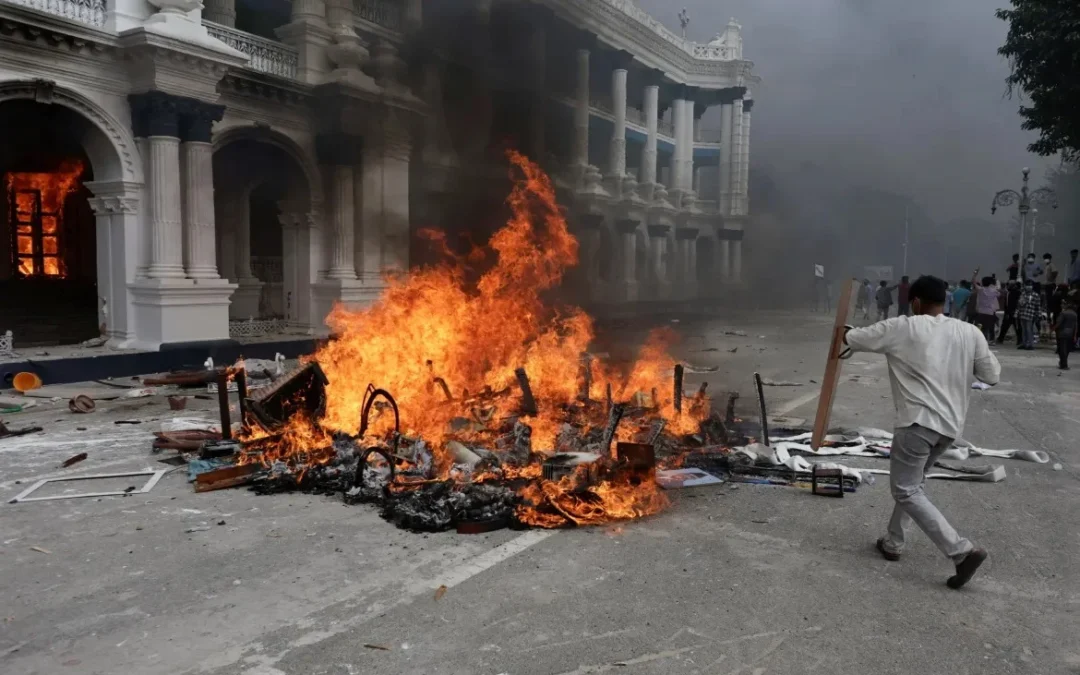 El primer ministro de Nepal renunció a su cargo y quemaron el Parlamento: hay al menos 19 civiles muertos