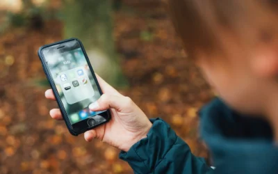 Un estudio global reveló que los adultos pasan en promedio 88 días al año frente al celular