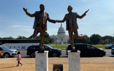 Washington: apareció una estatua de Trump de la mano con Jeffrey Epstein titulada “Best Friends Forever”