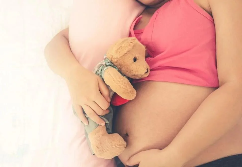 Chaco: una niña de 11 años dio a luz y detuvieron a sus padres