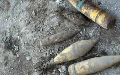 Villa María: Un hombre encontró cinco proyectiles de guerra enterrados en el patio de su casa mientras hacía refacciones