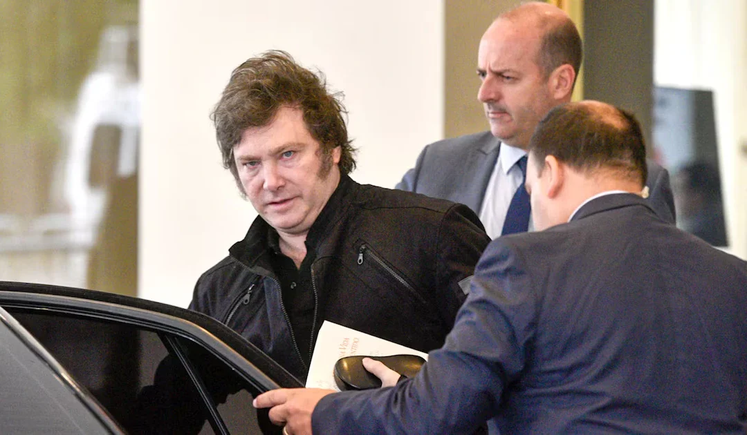 Milei tuvo que cambiar su vuelo en helicóptero por el clima y viaja desde Rosario en auto. Cenará con el CEO de JP Morgan esta noche en CABA