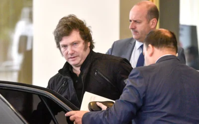 Milei tuvo que cambiar su vuelo en helicóptero por el clima y viaja desde Rosario en auto. Cenará con el CEO de JP Morgan esta noche en CABA