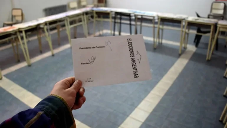 Elecciones legislativas nacionales: sancionarán con multas de $77.000 a las personas que se saquen fotos con su voto