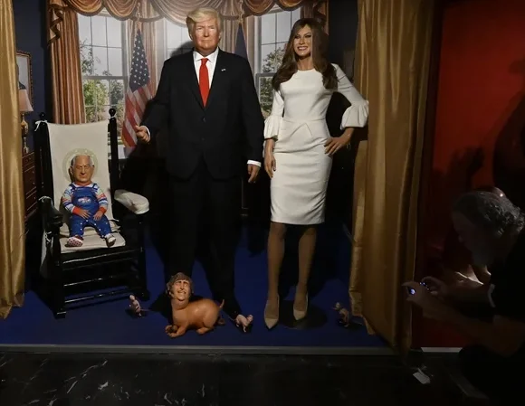 Museo de Cera de Madrid: un artista puso la cara de Milei en el cuerpo del perro de Donald Trump