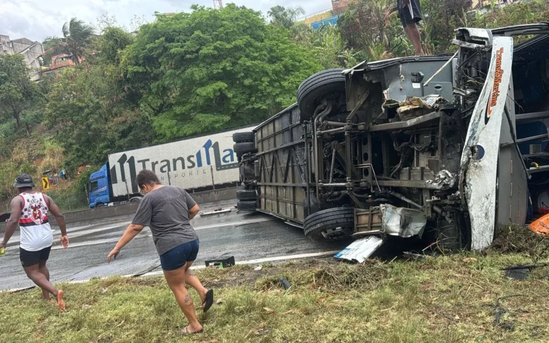 Un micro con hinchas del Flamengo volcó en Río de Janeiro cuando viajaban a Argentina para el partido con Racing