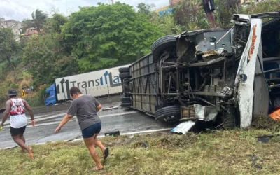 Un micro con hinchas del Flamengo volcó en Río de Janeiro cuando viajaban a Argentina para el partido con Racing