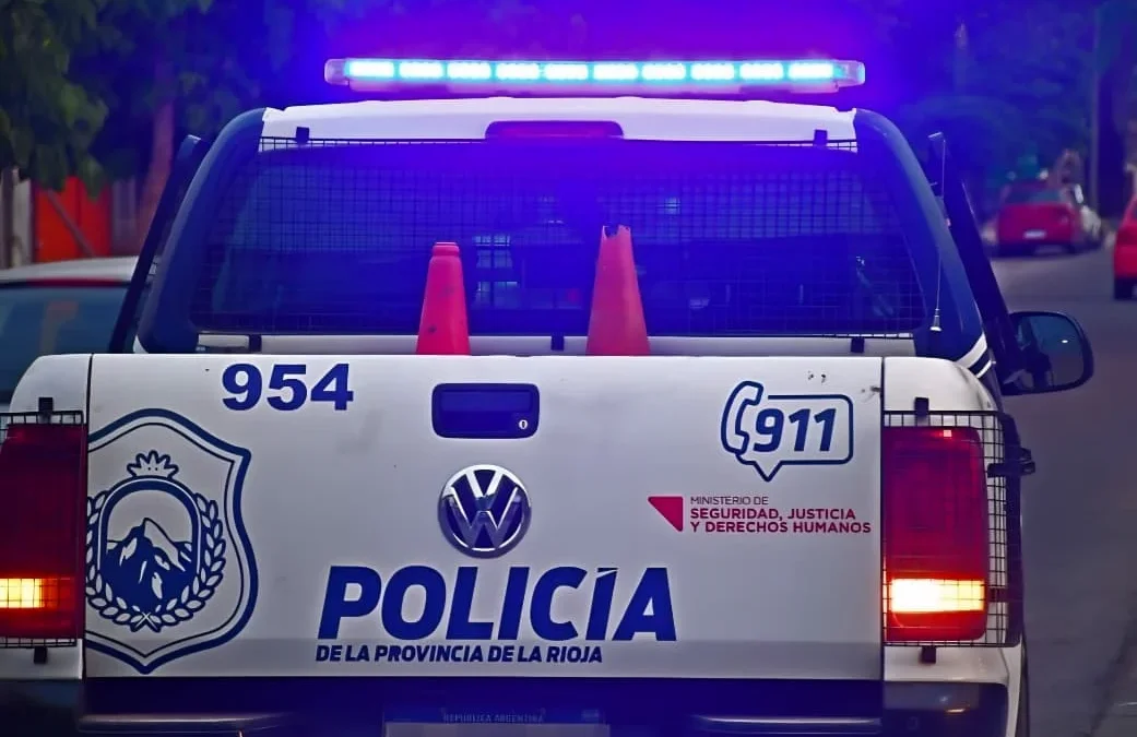 Chilecito: Un hombre se bajó de su moto en un control de tránsito y le pegó en el pecho a una policía. Quedó detenido
