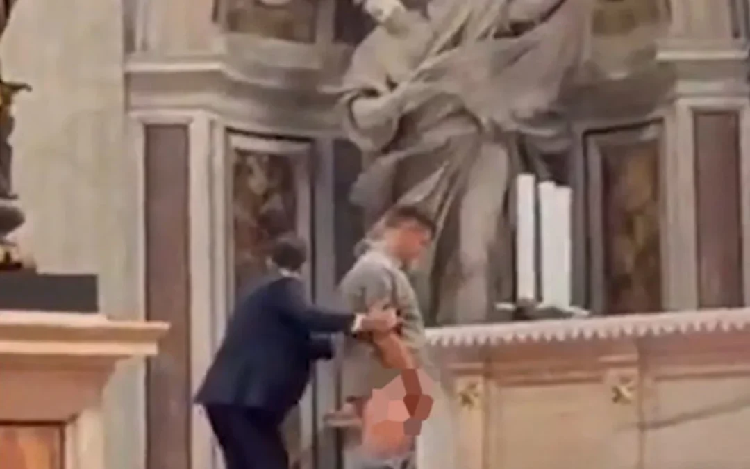 Vaticano: un hombre orinó en el altar de las confesiones de la basílica de San Pedro