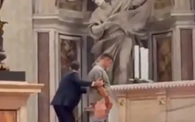 Vaticano: un hombre orinó en el altar de las confesiones de la basílica de San Pedro